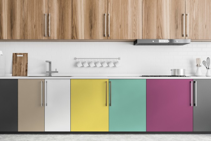 Armários de cozinha de madeira pintados com cores diferentes